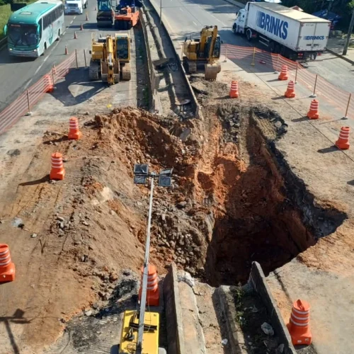 CIDADE PARALISADA: Cratera na BR-324 causa colapso no trânsito e Prefeitura lava as mãos para o caos em Simões Filho
