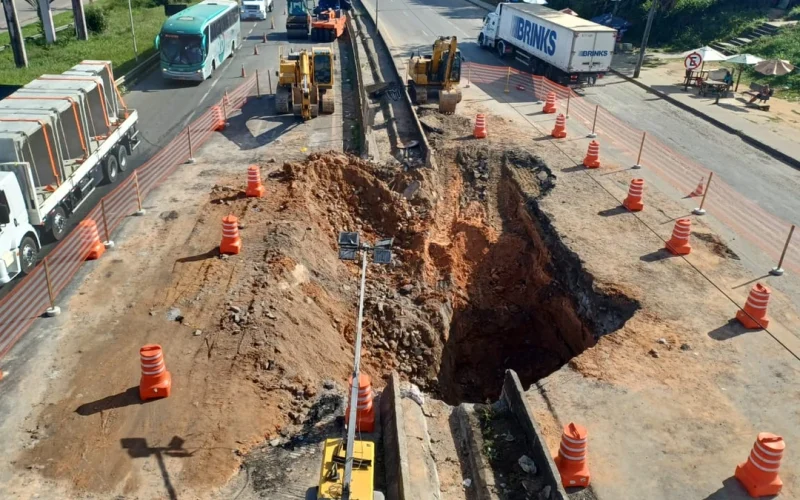 CIDADE PARALISADA: Cratera na BR-324 causa colapso no trânsito e Prefeitura lava as mãos para o caos em Simões Filho