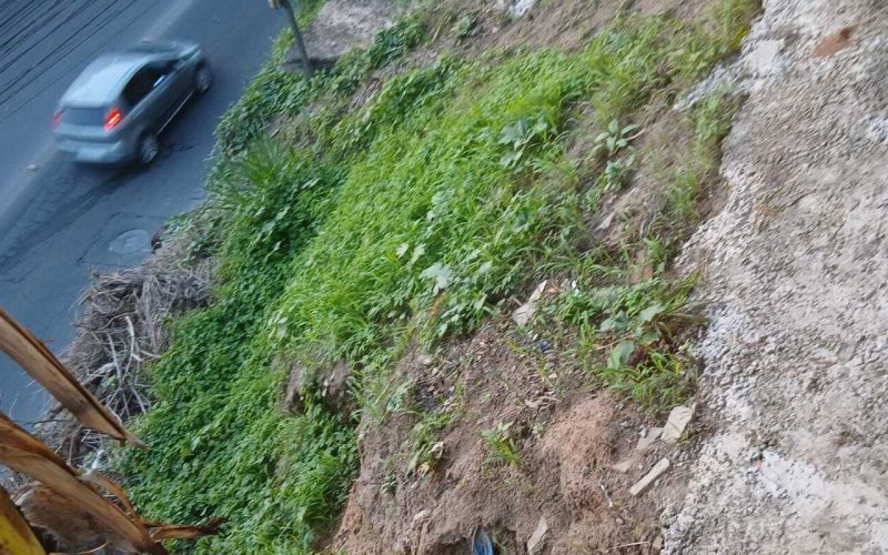 MORADORES DENUNCIAM RISCO DE DESLIZAMENTO E COBRAM PROVIDÊNCIAS NA AVENIDA ELMO SEREJO DE FARIAS